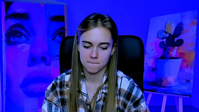 Snapshot of JuneWoods chatting on 11.17.25 JuneWoods online show from 11.17.25