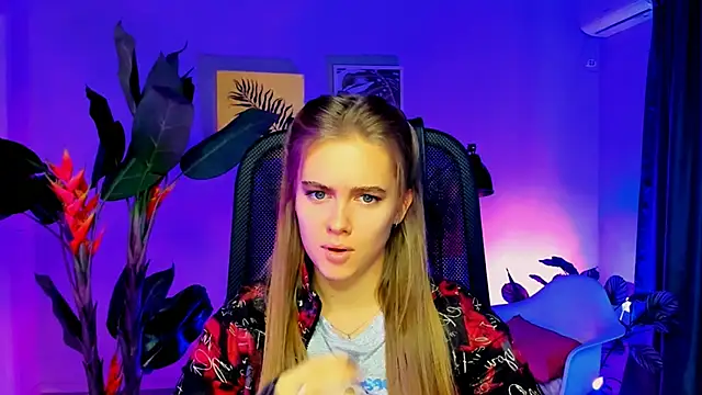 Snapshot of JuneWoods chatting on 11.19.25 JuneWoods online show from 11.19.25