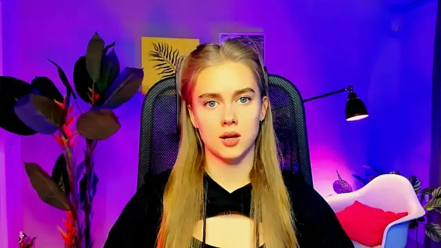 Snapshot of JuneWoods chatting on 11.20.25 JuneWoods online show from 11.20.25