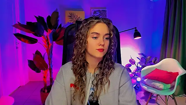 Snapshot of JuneWoods chatting on 11.22.25 JuneWoods online show from 11.22.25