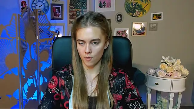 Snapshot of JuneWoods chatting on 11.25.25 JuneWoods online show from 11.25.25