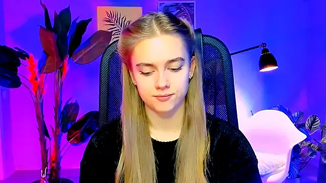 Snapshot of JuneWoods chatting on 11.27.25 JuneWoods online show from 11.27.25