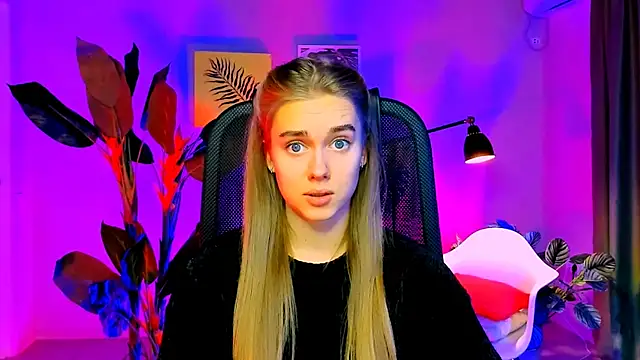 Snapshot of JuneWoods chatting on 12.01.25 JuneWoods online show from 12.01.25