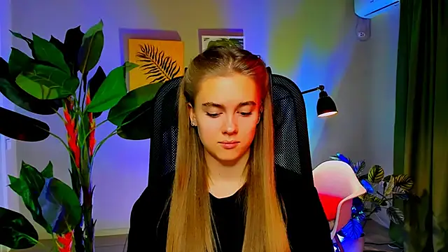 Snapshot of JuneWoods chatting on 12.04.25 JuneWoods online show from 12.04.25