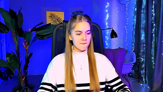 Snapshot of JuneWoods chatting on 12.15.25 JuneWoods online show from 12.15.25