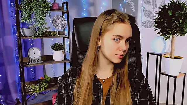 Snapshot of JuneWoods chatting on 12.17.25 JuneWoods online show from 12.17.25