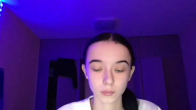 Snapshot of Emilia_Light chatting on 11.21.25 Emilia Light online show from 11.21.25