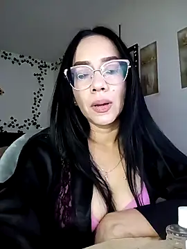 Snapshot of YaraDuartee chatting on 10.21.25 YaraDuartee online show from 10.21.25