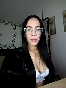 Snapshot of YaraDuartee chatting on 10.23.25 YaraDuartee online show from 10.23.25