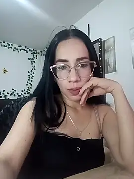 Snapshot of YaraDuartee chatting on 10.25.25 YaraDuartee online show from 10.25.25