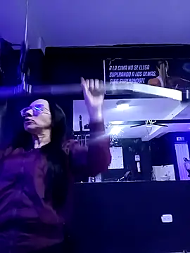 Snapshot of YaraDuartee chatting on 11.26.25 YaraDuartee online show from 11.26.25