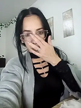 Snapshot of YaraDuartee chatting on 11.27.25 YaraDuartee online show from 11.27.25