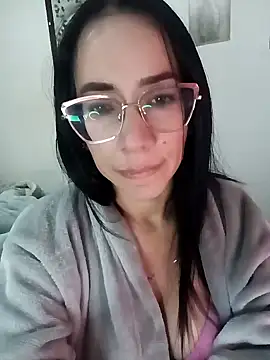 Snapshot of YaraDuartee chatting on 11.29.25 YaraDuartee online show from 11.29.25