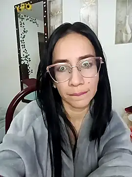 Snapshot of YaraDuartee chatting on 12.13.25 YaraDuartee online show from 12.13.25