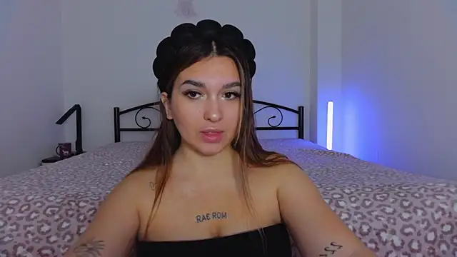 Snapshot of YourEmily_xx chatting on 10.21.25 YourEmily xx online show from 10.21.25