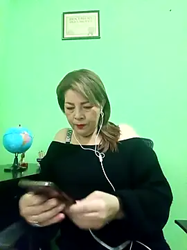 Snapshot of VANESSA__01 chatting on 10.17.25 VANESSA 01 online show from 10.17.25