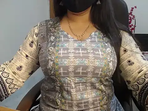 Snapshot of Queen_Homaira chatting on 11.13.25 Queen Homaira online show from 11.13.25