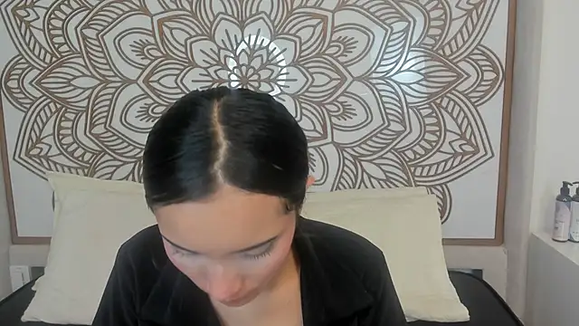 Snapshot of Daphne_Nicolle chatting on 10.02.25 Daphne Nicolle online show from 10.02.25