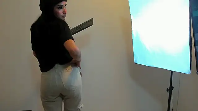 Snapshot of Daphne_Nicolle chatting on 10.15.25 Daphne Nicolle online show from 10.15.25