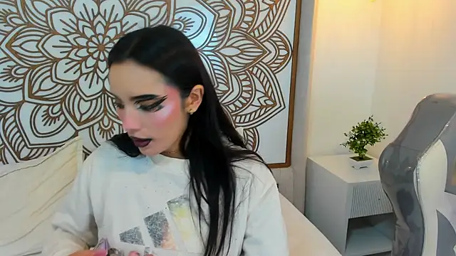 Snapshot of Daphne_Nicolle chatting on 10.18.25 Daphne Nicolle online show from 10.18.25