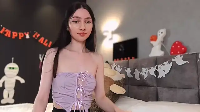 Snapshot of AnaMoonlight chatting on 10.30.25 AnaMoonlight online show from 10.30.25