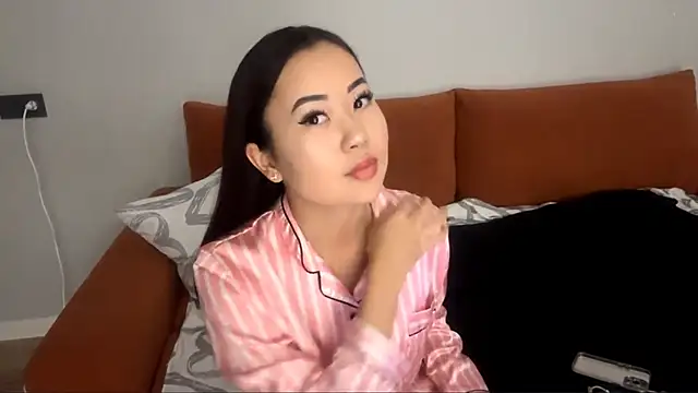 Ur neighbor Kira online show from 11.06.25