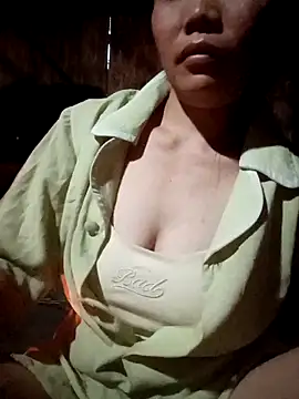 Snapshot of bree-zz chatting on 04.13.26 bree-zz online show from 04.13.26