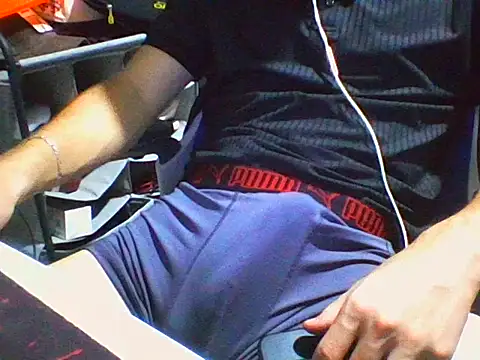 AlbertoRuiz086 online show from 10.28.25