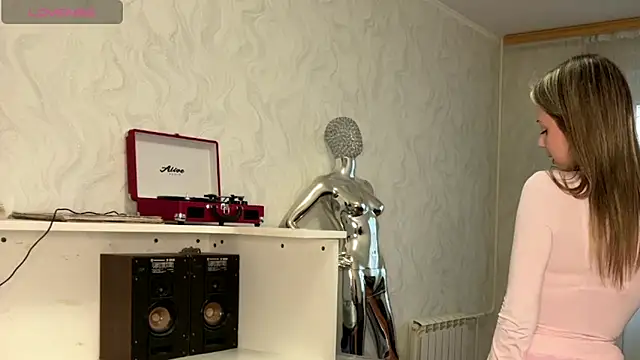 Snapshot of LindyEckland chatting on 04.06.26 LindyEckland online show from 04.06.26