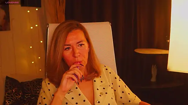 Snapshot of DonnaSmitth chatting on 10.23.25 DonnaSmitth online show from 10.23.25