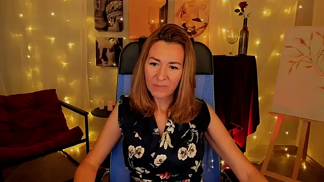 Snapshot of DonnaSmitth chatting on 10.25.25 DonnaSmitth online show from 10.25.25