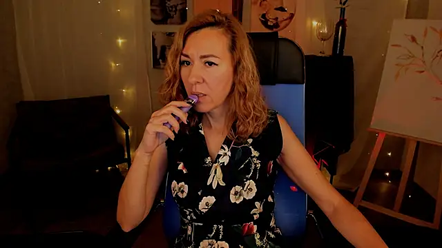 Snapshot of DonnaSmitth chatting on 11.04.25 DonnaSmitth online show from 11.04.25