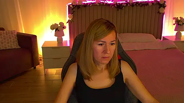 Snapshot of DonnaSmitth chatting on 11.24.25 DonnaSmitth online show from 11.24.25