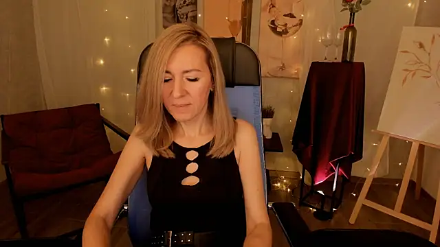 Snapshot of DonnaSmitth chatting on 12.19.25 DonnaSmitth online show from 12.19.25