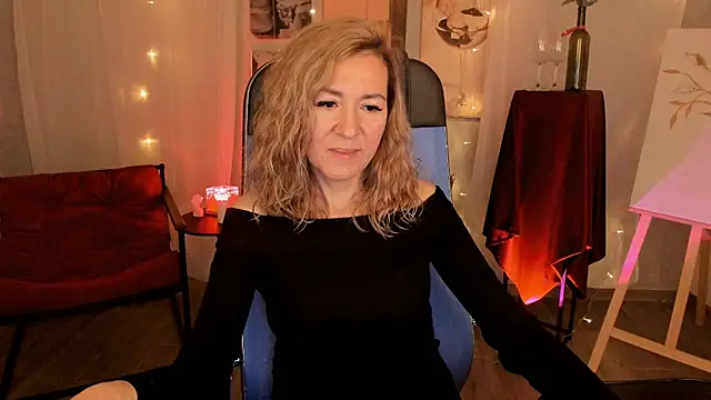 Snapshot of DonnaSmitth chatting on 12.22.25 DonnaSmitth online show from 12.22.25