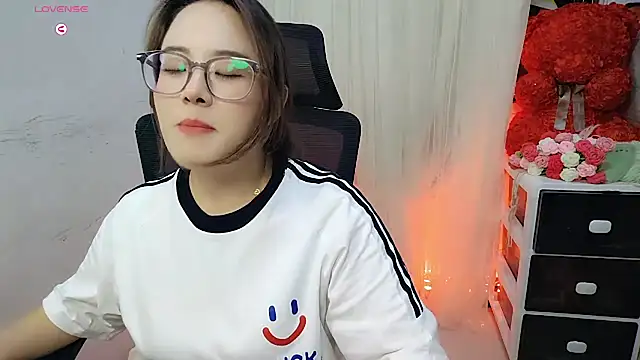 Snapshot of NEWONETO chatting on 10.15.25 NEWONETO online show from 10.15.25