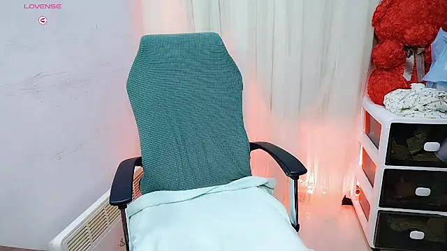 Snapshot of NEWONETO chatting on 10.29.25 NEWONETO online show from 10.29.25