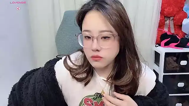 Snapshot of NEWONETO chatting on 11.10.25 NEWONETO online show from 11.10.25