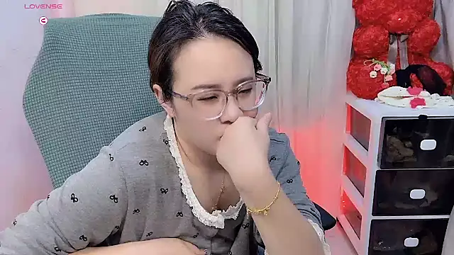 Snapshot of NEWONETO chatting on 11.16.25 NEWONETO online show from 11.16.25