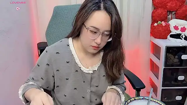 Snapshot of NEWONETO chatting on 11.17.25 NEWONETO online show from 11.17.25