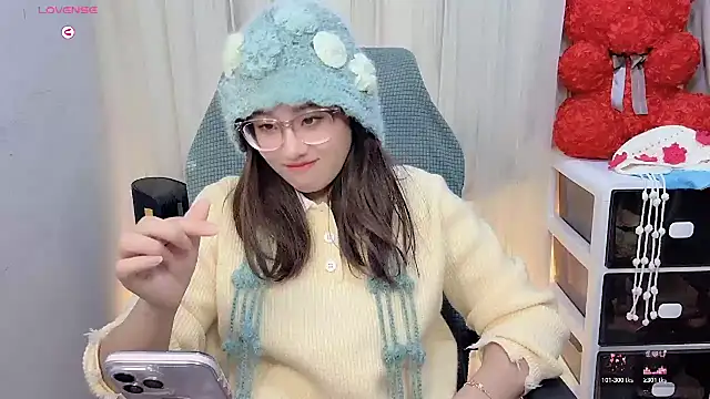 Snapshot of NEWONETO chatting on 11.19.25 NEWONETO online show from 11.19.25