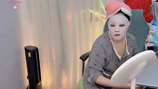 Snapshot of NEWONETO chatting on 11.20.25 NEWONETO online show from 11.20.25