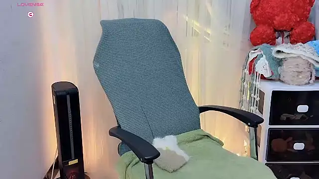 Snapshot of NEWONETO chatting on 11.21.25 NEWONETO online show from 11.21.25