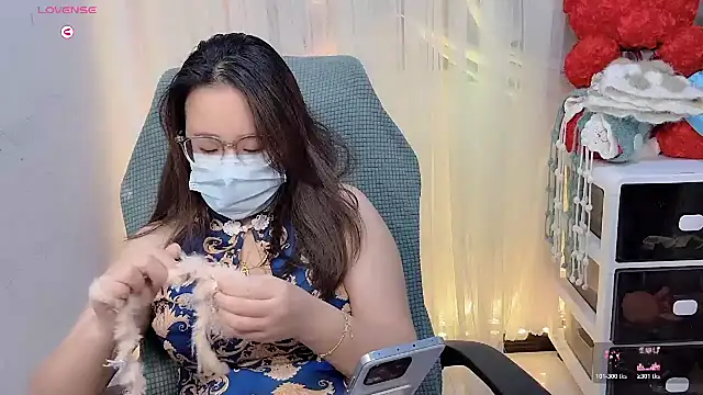 Snapshot of NEWONETO chatting on 11.21.25 NEWONETO online show from 11.21.25