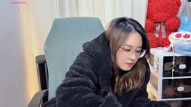 Snapshot of NEWONETO chatting on 11.27.25 NEWONETO online show from 11.27.25