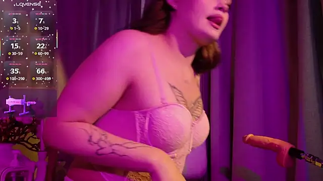 Snapshot of EvaaLane chatting on 10.02.25 EvaaLane online show from 10.02.25