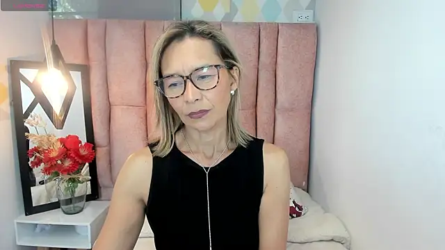 Snapshot of Issa_Milf__ chatting on 07.06.26 Issa Milf online show from 07.06.26