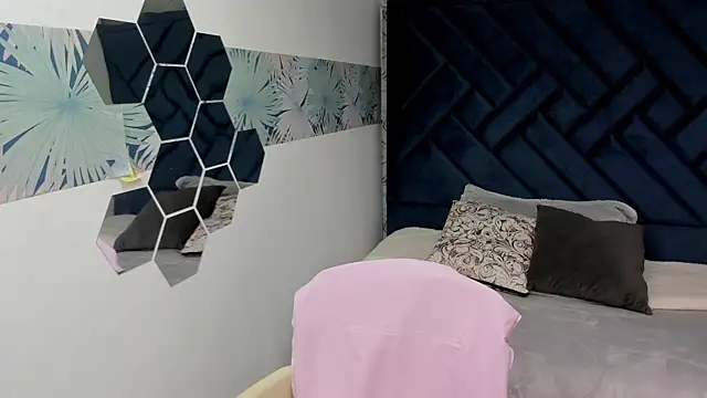 Valery More   online show from 10.30.25