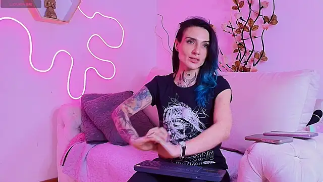 Snapshot of leblanc_eva chatting on 10.07.25 leblanc eva online show from 10.07.25