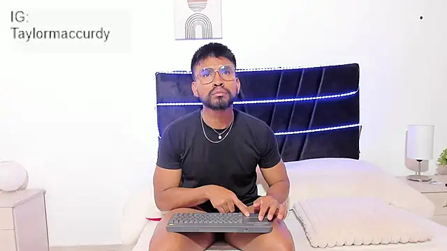 Taylormaccurdy  online show from 11.26.25